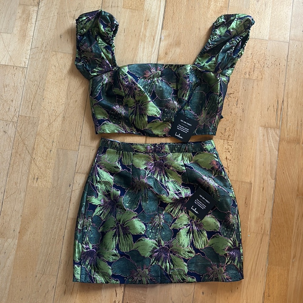 TWO PIECE OUTFIT - SKIRT AND TOP - LULUS BRAND - BRAND NEW WITH TAGS - SIZE XS